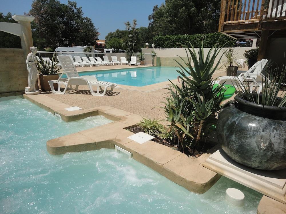 Campsite Les Acacias 4*